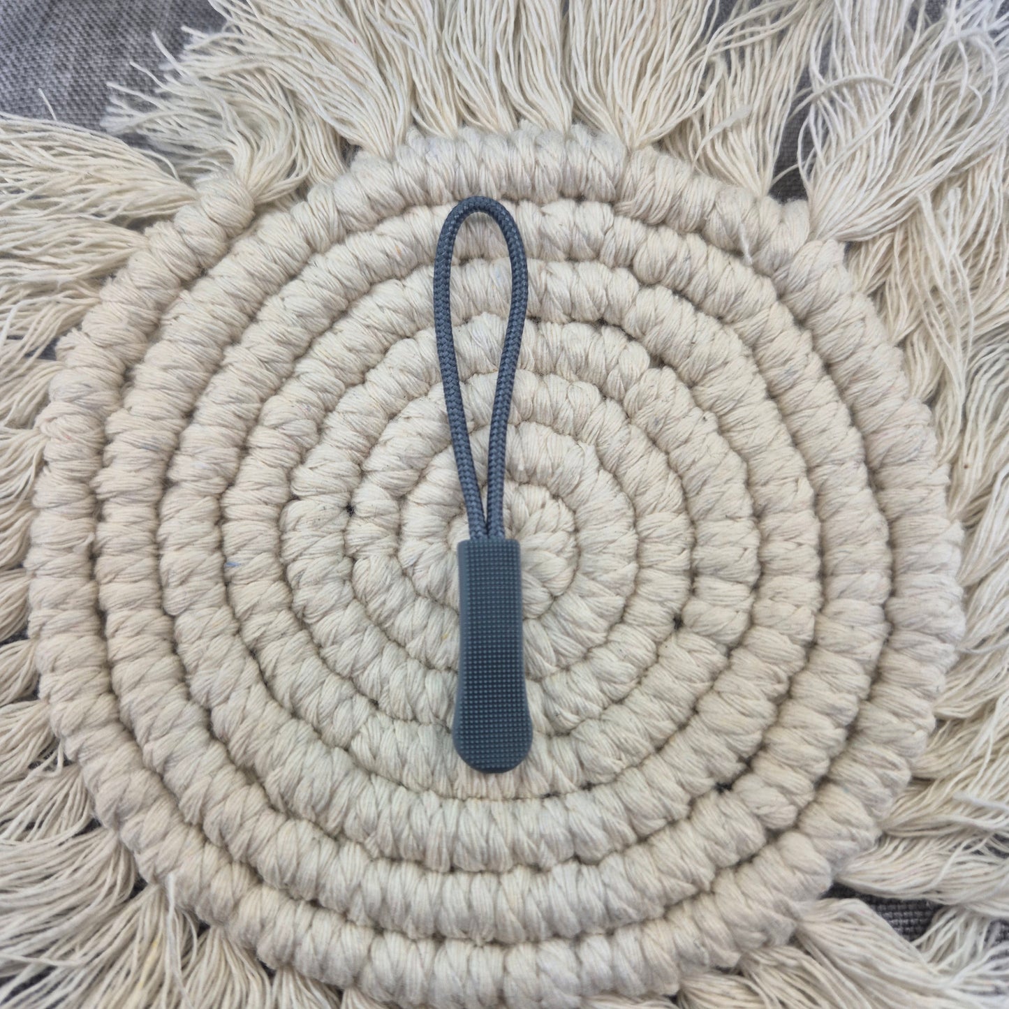 ZIPPER ANHÄNGER | Grau